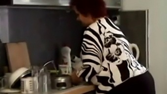 La Nonna Voluttuosa Rimane Intima In Cucina