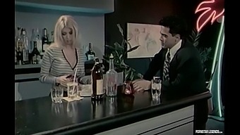 标志性的丰满色情明星jenna Jameson在经典的80年代色情场景中接受了bobby Vitale的强烈插入