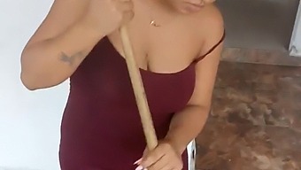 Ngobrol Dengan Istriku Saat Membersihkan Rumah, Aku Memintanya Untuk Memberiku Blowjob Dan Hal-Hal Menjadi Lucu