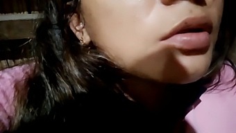 Vagina Bagnata E Ano Pronti Per Una Penetrazione Intensa E Una Stimolazione Orale