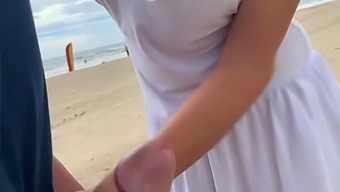 Dikke Milf Vingert Zichzelf Met Mij In De Openbare Ruimte.